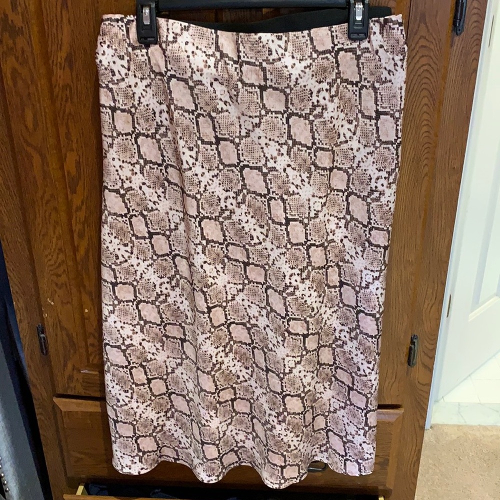 Banana Republic pink snake skin skirt.  Size M